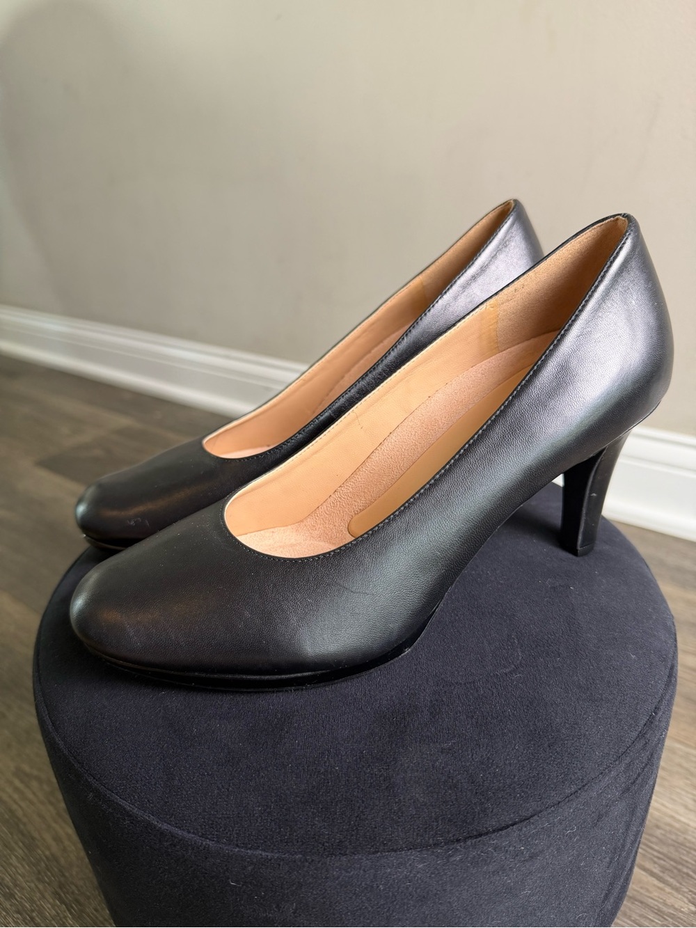Naturalizer Classic Women's Black Leather Mid-Heel Pumps